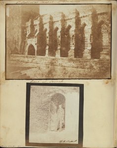 レイコック修道院の戸口に立っている男 作： William Henry Fox Talbot